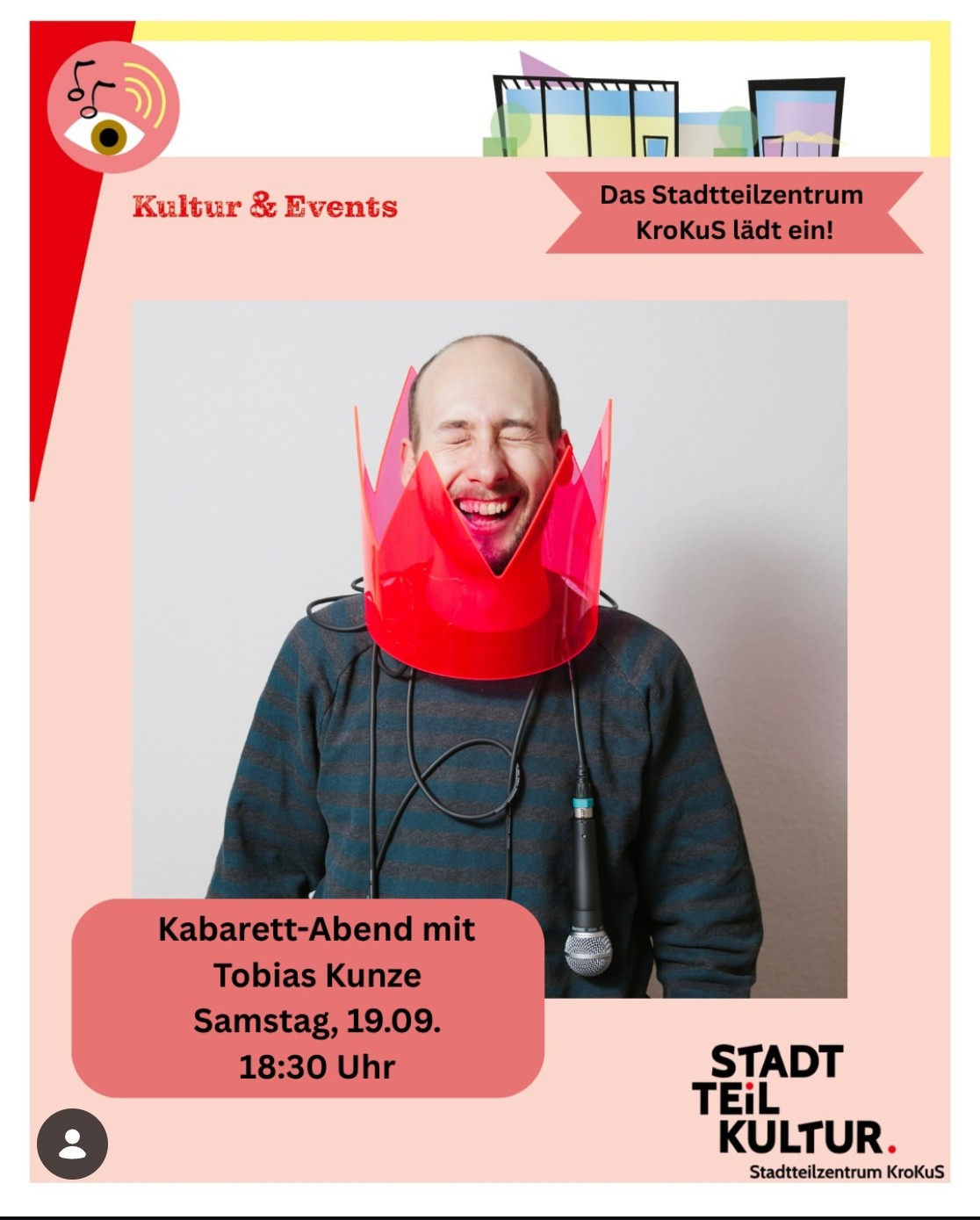 Tobi Kunze trägt eine Krone aus rosa-transparentem Plexiglas, allerdings um den Hals, zusammen mit einem verwickelten Mikrofonkabel und schaut zwischen zwei Zacken hervor und lacht. Auf dem Bild wird der 19.9. angekündigt, eine Solo-Show mit dem Titel »Die fabelhafte Welt der Demokratie!«